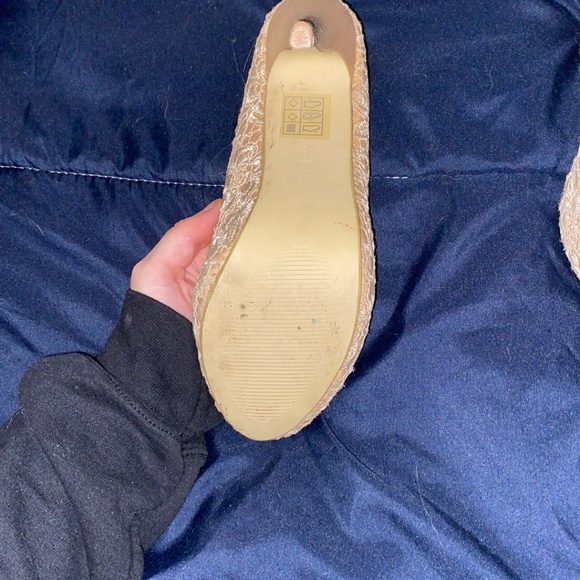 Suzy Shier Beige Lace Heels - Picture 3 of 3